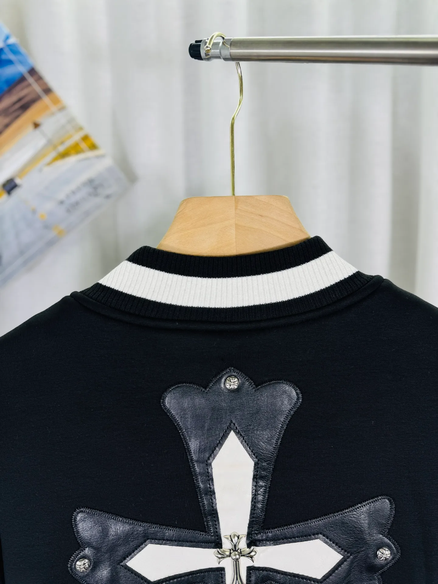 P560 top version, real shot without P, ​​different from market currency) 𝗖𝗵𝗿𝗼𝗺𝗲 𝗛𝗲𝗮𝗿𝘁𝘀/Cro Heart 2025 washed and burned flower patch embroidered autumn and winter new original single counter American patchwork 3D three-dimensional couple casual cardigan plus velvet baseball jacket 👑The highest version! Customized fabric 550g tripe terry fabric! American acid-washed and distressed original fabric, laser burning + leather embroidery, exquisite embroidery of beaded letters!  The best-selling model in the counter, very comfortable to wear. Accessories: original molded and authenticated collar label➕100% silk wash label. Genuine purchase-grade original hangtag➕matching hanging rope➕3D hanging beads➕original packaging bag. Craftsmanship: The original version has consistent wiring! The highest version of the armhole matching technique! Color: Black Size: S M L XL Style No.: 345